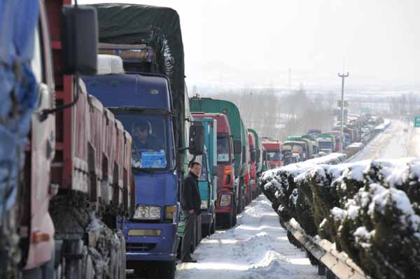 Snowfall chokes traffic in E China