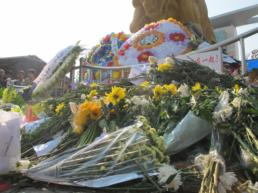 Ceremony held in Kunming for attack victims