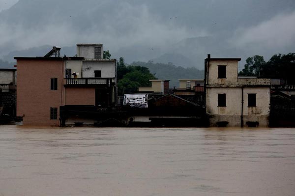 8 dead, 2 missing in South China rainstorms