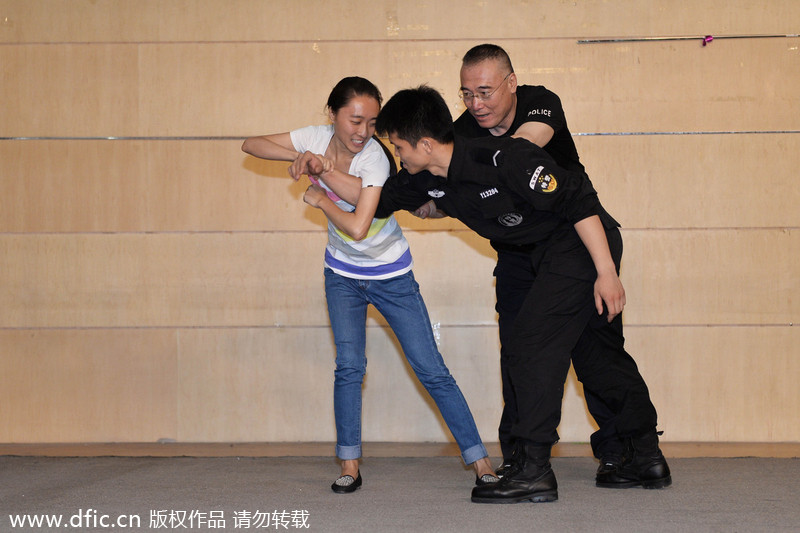 College students receive anti-terror training in Beijing