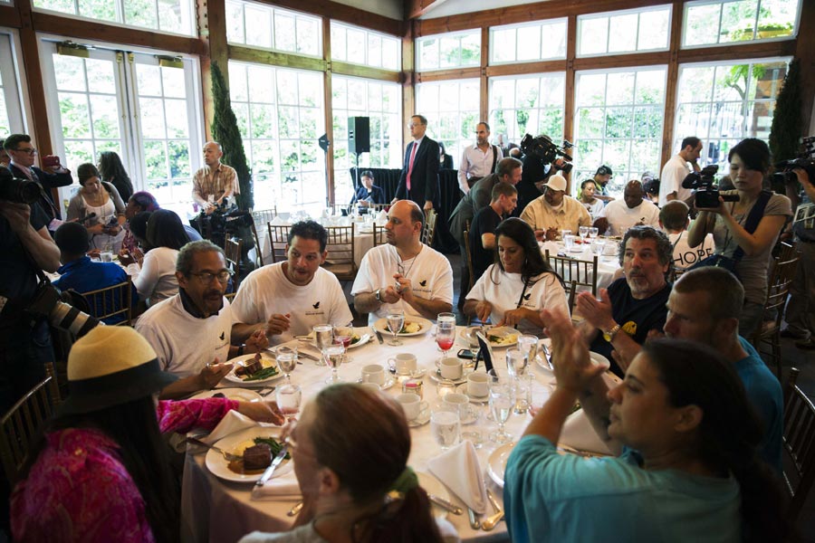 Chinese tycoon treats NY's underprivileged to lunch and song