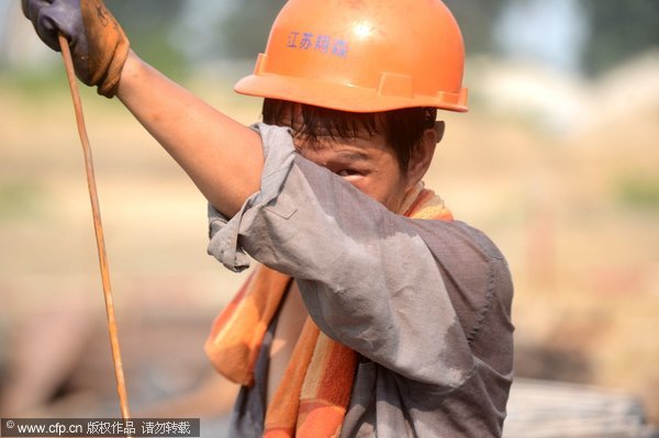 Workers cope with sweltering heat in Jiangsu province
