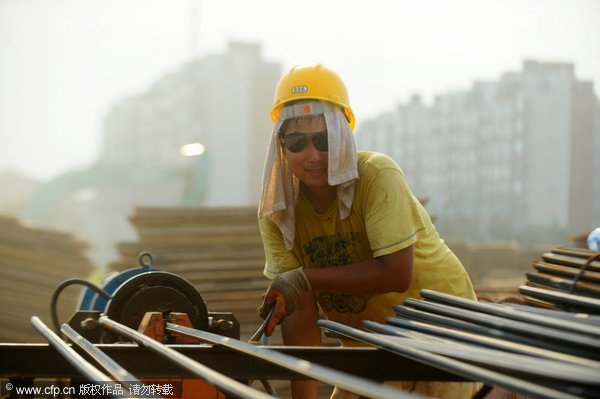 Workers cope with sweltering heat in Jiangsu province