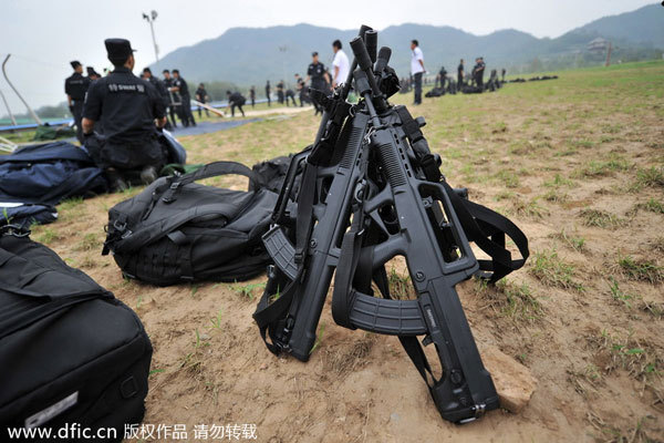 Beijing police holds anti-terror drill