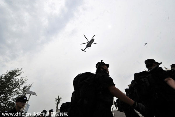Beijing police holds anti-terror drill