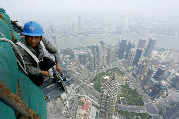 Shanghai Tower gets finishing touch