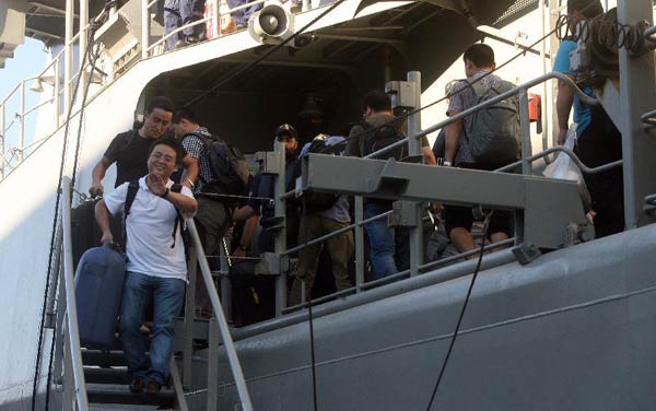 Chinese evacuees from Libya arrive in Greece