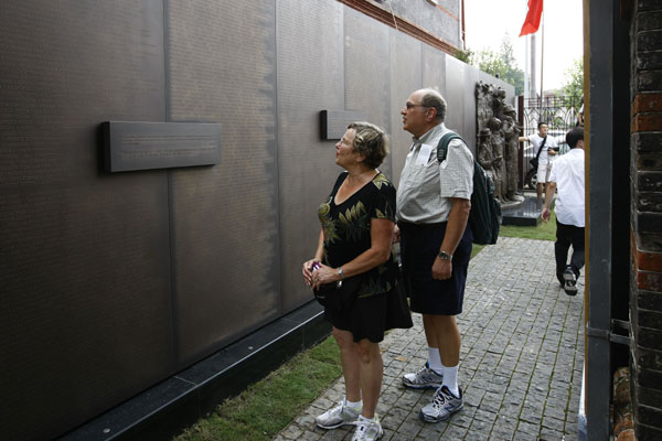 Memorial wall honors Jewish refugees
