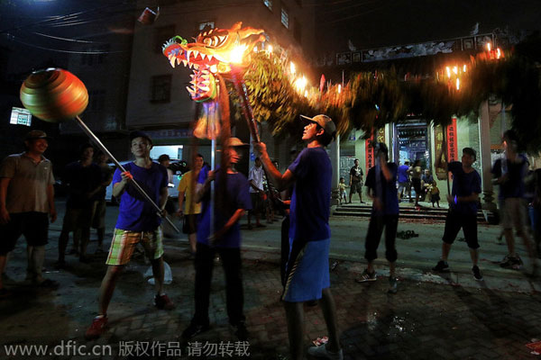 Dancing dragon fires up Mid-Autumn Festival celebrations