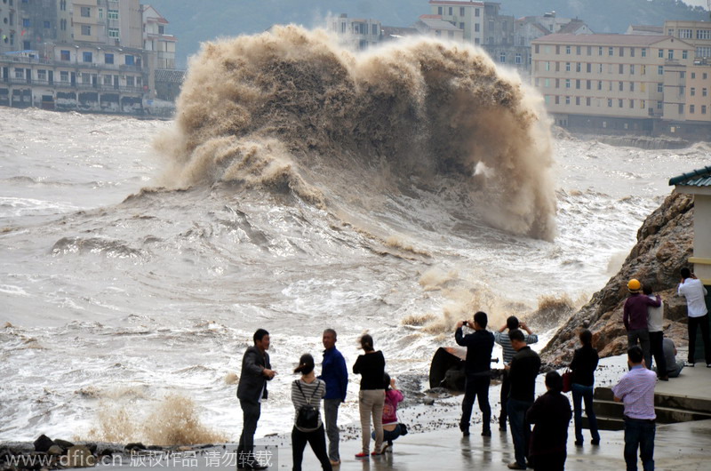 Typhoon Vongfong brings high waves to China's coastal provinces