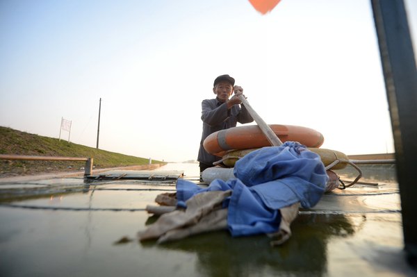 Yangzhou ferryman keeps the past afloat