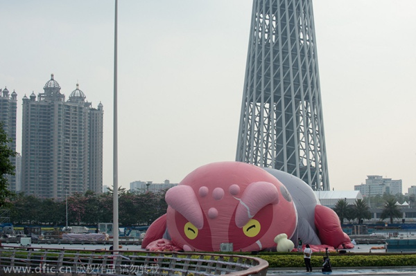 Inflatable toad down in Guangzhou