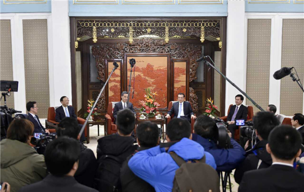 Chinese premier meets HK, Macao chief executives