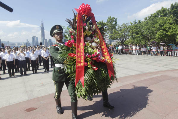 Premier Li honors Deng Xiaoping in Shenzhen