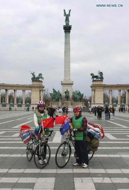Chinese cyclists' globe-trotting tour
