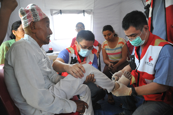 Chinese team helps heal Nepal