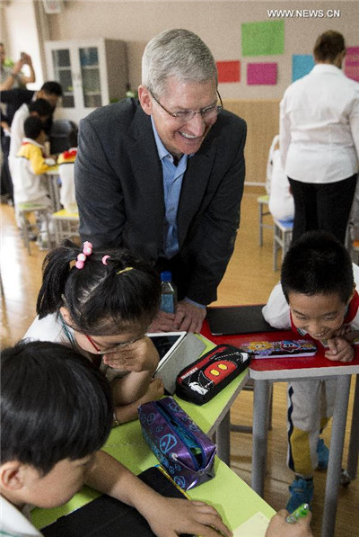 Apple CEO visits primary school in Beijing
