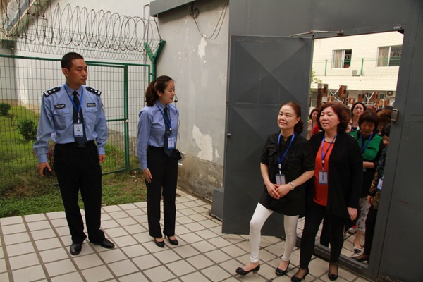 Prison tours a warning to officials