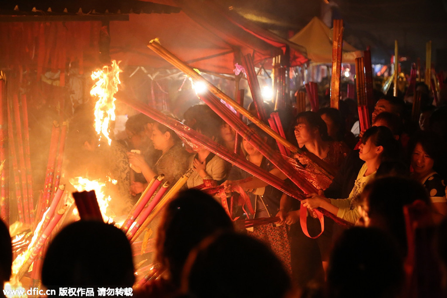 <EM>Gaokao</EM> countdown begins with incense and prayers