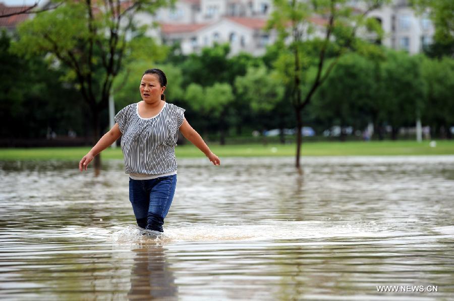 Rainstorms hit East China, flooding streets