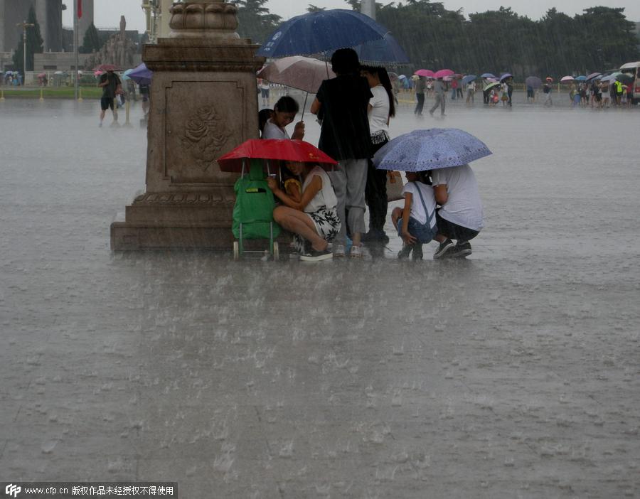 Rainstorm affects 940,000 in South China
