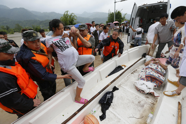 14 dead as Typhoon Soudelor lashes coastal provinces