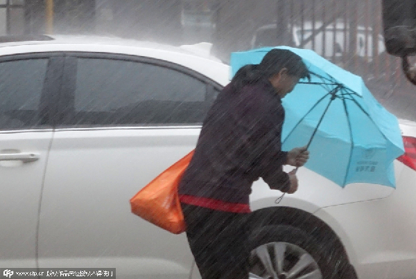 Rainstorm leaves commuters struggling