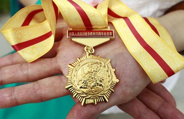President Xi awards medals to veterans