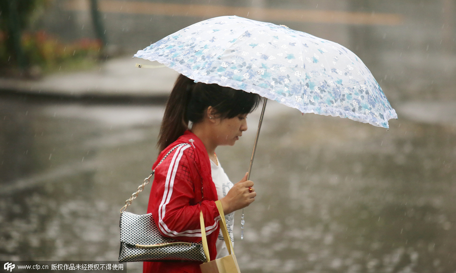 Downpour floods streets in Beijing, turns down summer heat