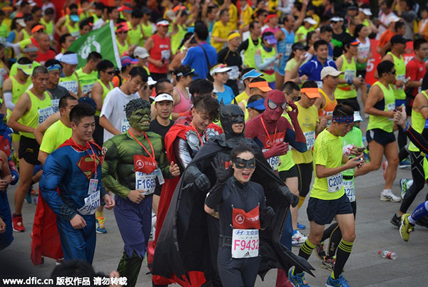 Cosplayers attract attention in Beijing Marathon