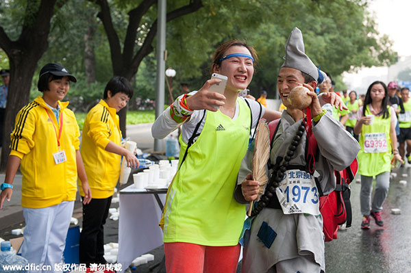 Cosplayers attract attention in Beijing Marathon