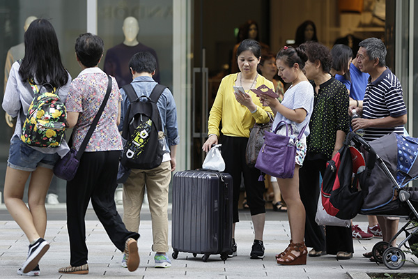 Watch your behavior overseas, Chinese tourists told