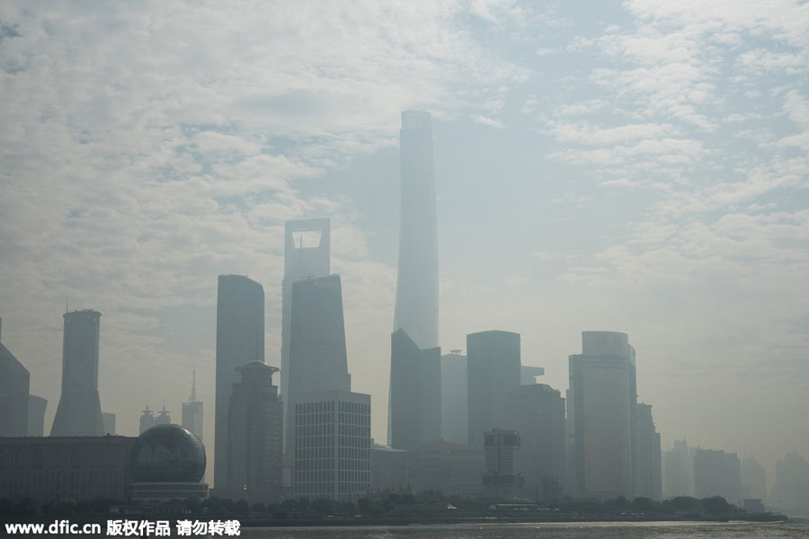 Heavy pollution envelopes Shanghai