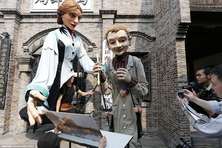 Puppeteers add fun to Wuzhen Theater Festival