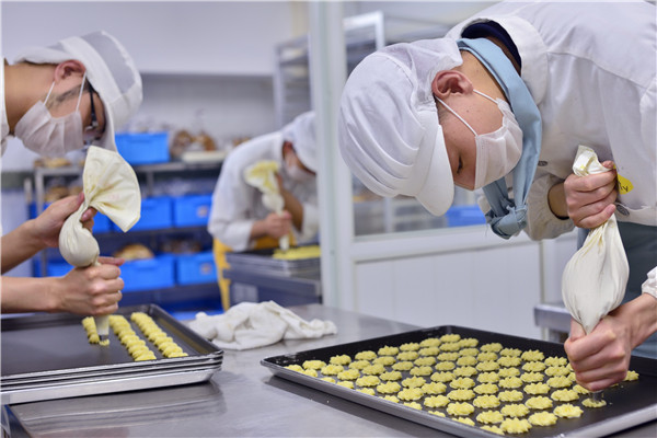 Mentally impaired earn their bread at Nanjing bakery