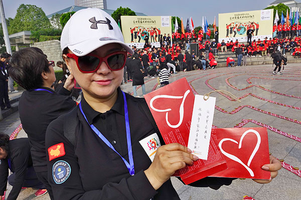 World's longest envelop chain recorded in Hangzhou