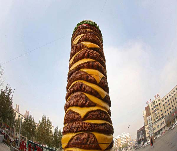 Huge hamburger model shocks Shenyang