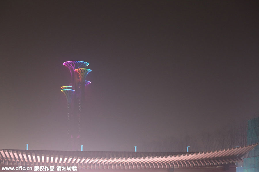 Beijing chokes under red alert smog once again