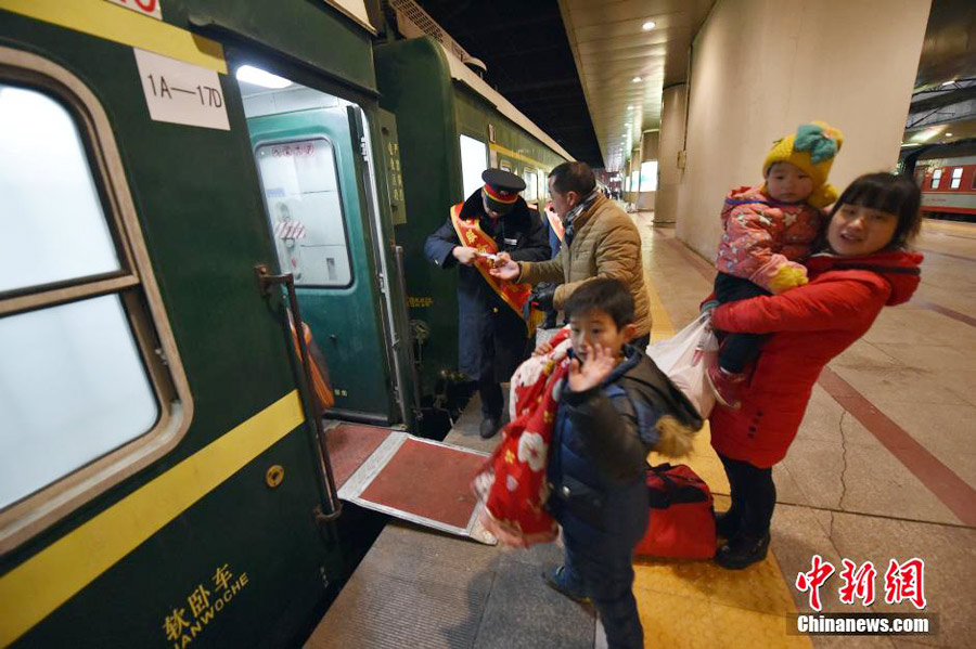 First trains of Spring Festival travel depart around China