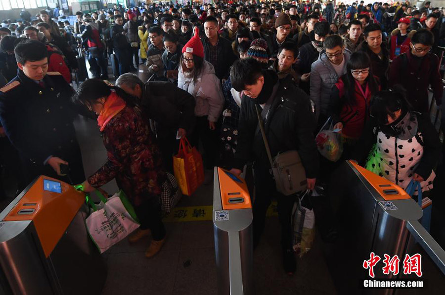 First trains of Spring Festival travel depart around China
