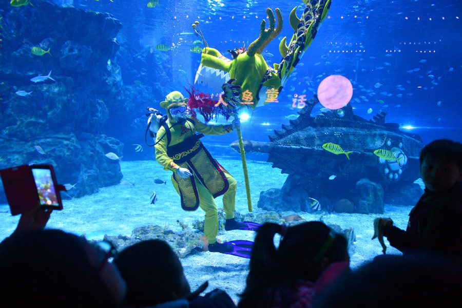 'Monkey King' performs dragon dance in underwater tunnel in Tianjin