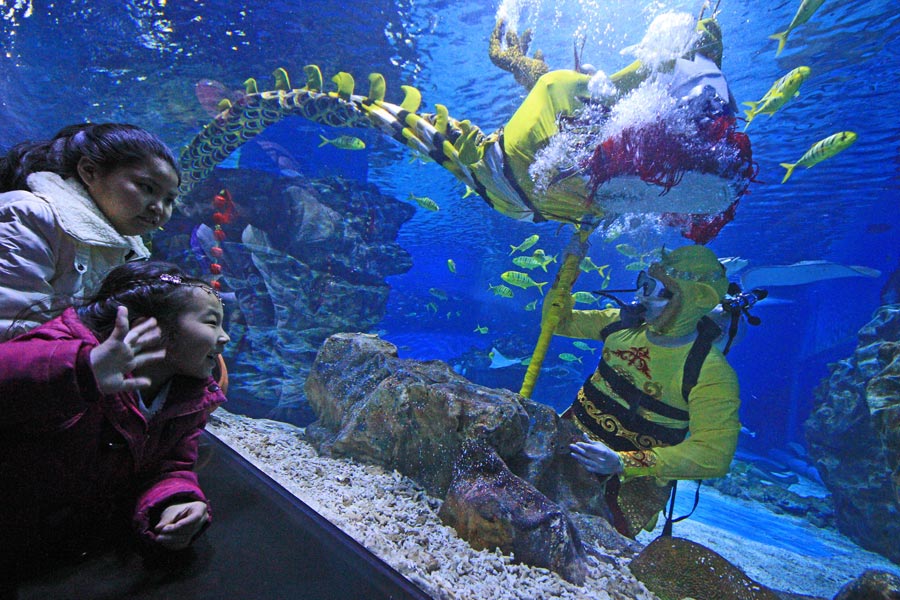 'Monkey King' performs dragon dance in underwater tunnel in Tianjin