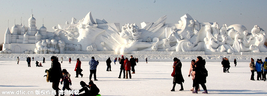 Spectacular Harbin snow sculptures draw holidaygoers
