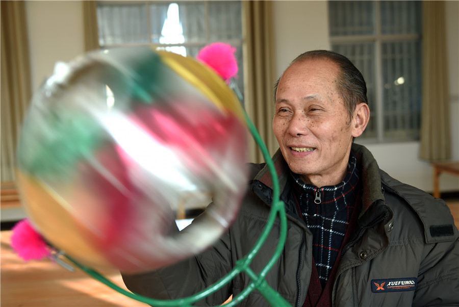 62-year-old artist keeps firecracker dragon lantern burning in Guangxi