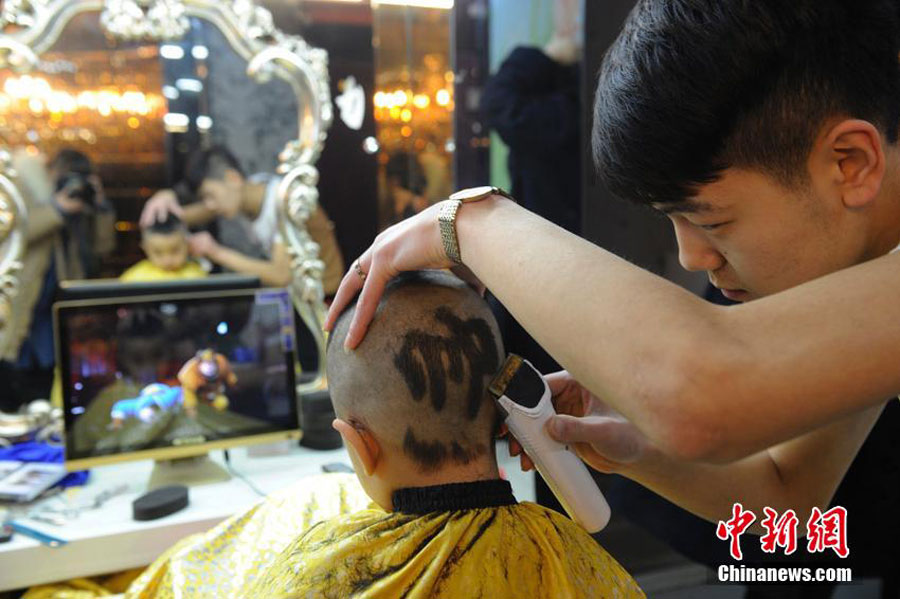 Cutting hair for Longtaitou Festival