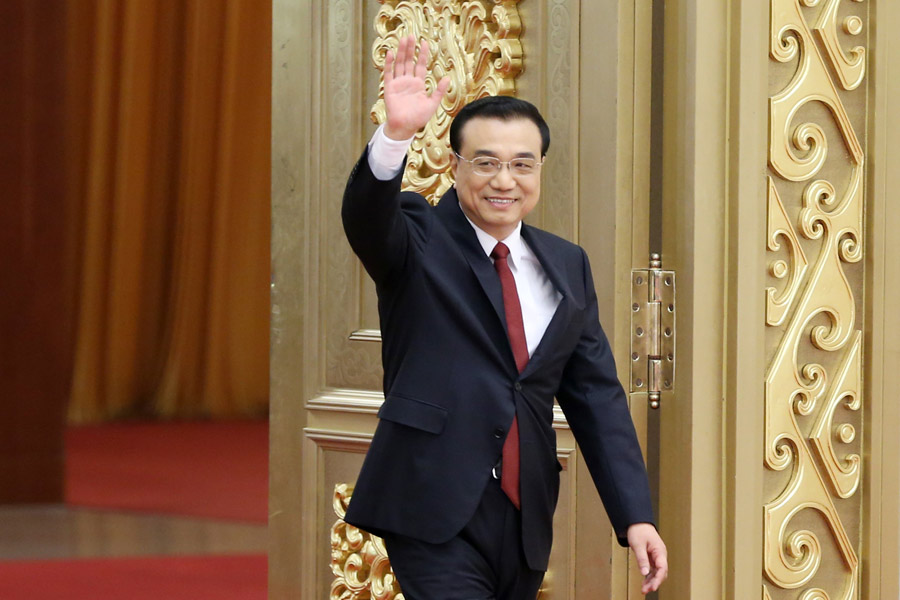 Premier Li Keqiang meets press