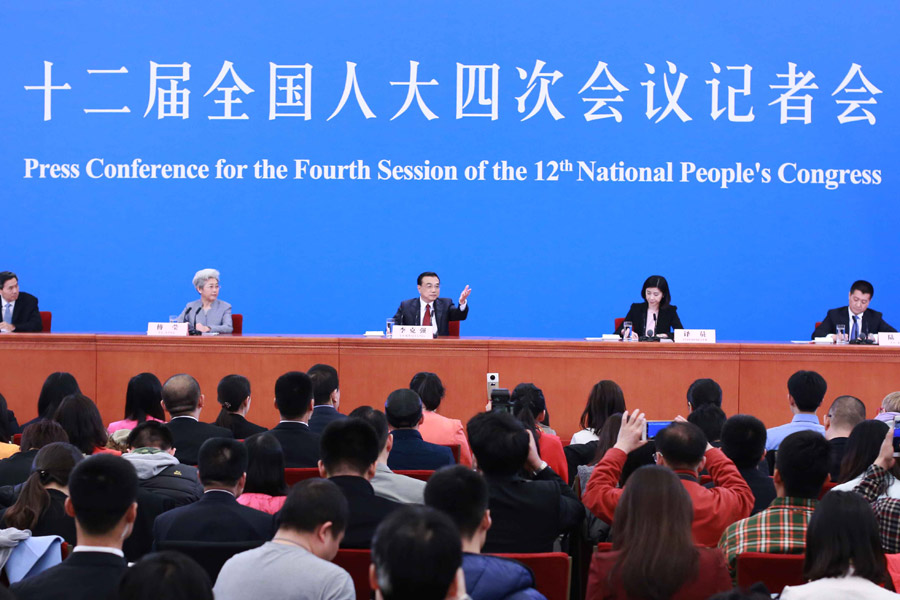 Premier Li Keqiang meets press