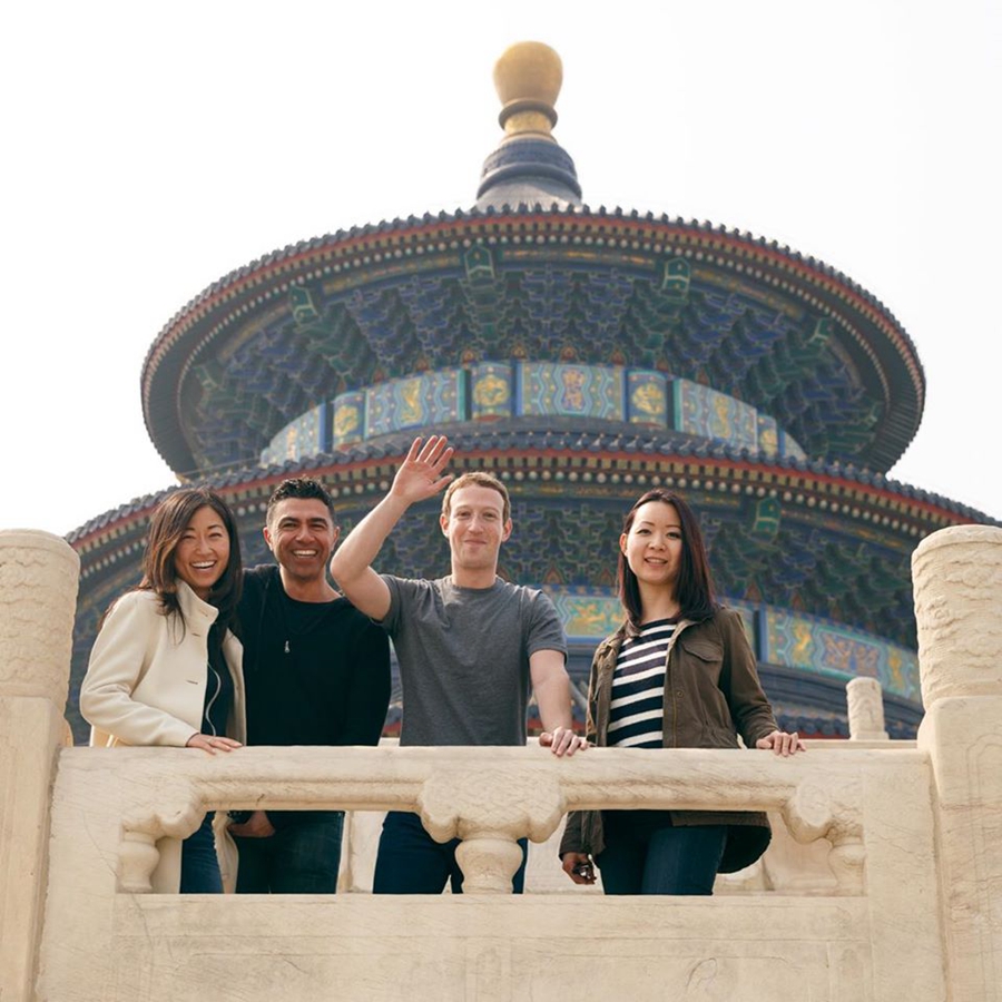 Facebook's Mark Zuckerberg visits China's Great Wall