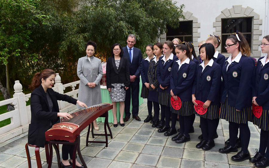 Peng Liyuan meets with students of Austrian school in Beijing