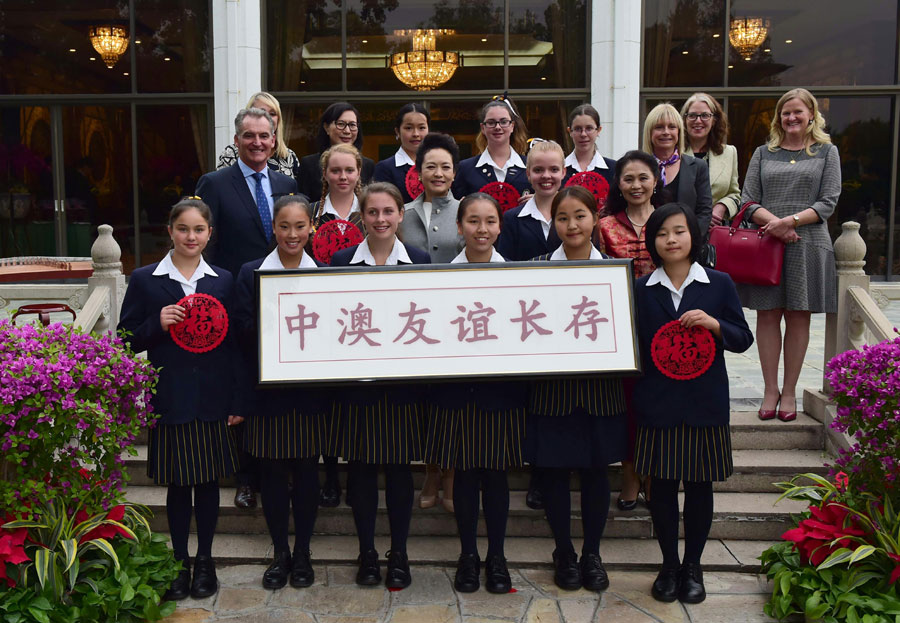 Peng Liyuan meets with students of Austrian school in Beijing
